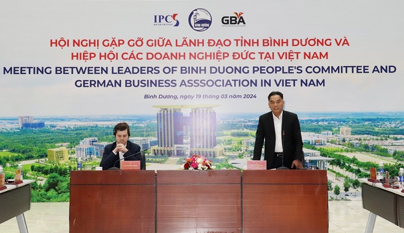 Ông Nguyễn Lộc Hà (đứng) Phó chủ tịch UBND tỉnh Bình Dương cam kết chính quyền tỉnh sẽ đồng hành, hỗ trợ doanh nghiệp Đức khi đầu tư vào địa phương