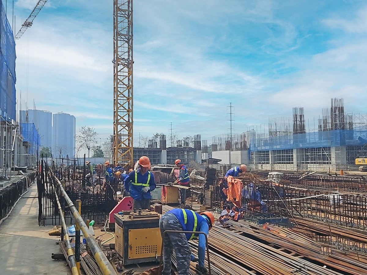 Tòa S1 hiện đang được đẩy mạnh thi công cột vách, dầm sàn tầng 2.