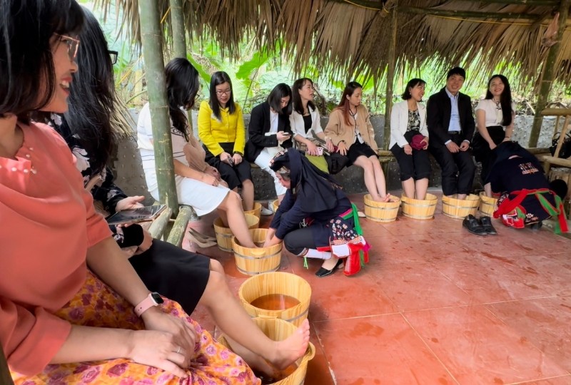 Các đại biểu trải nghiệm ngâm chân thảo dược.