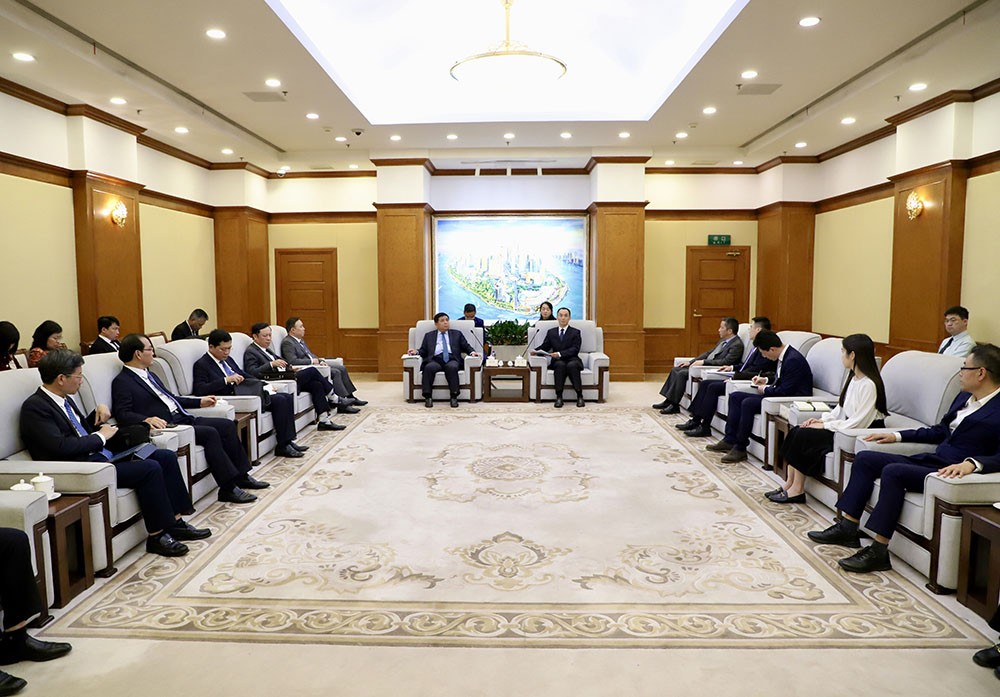 Bộ trưởng Nguyễn Chí Dũng đã có cuộc làm việc với Uỷ ban Quản lý Khu thí điểm thương mại tự do Thượng Hải.