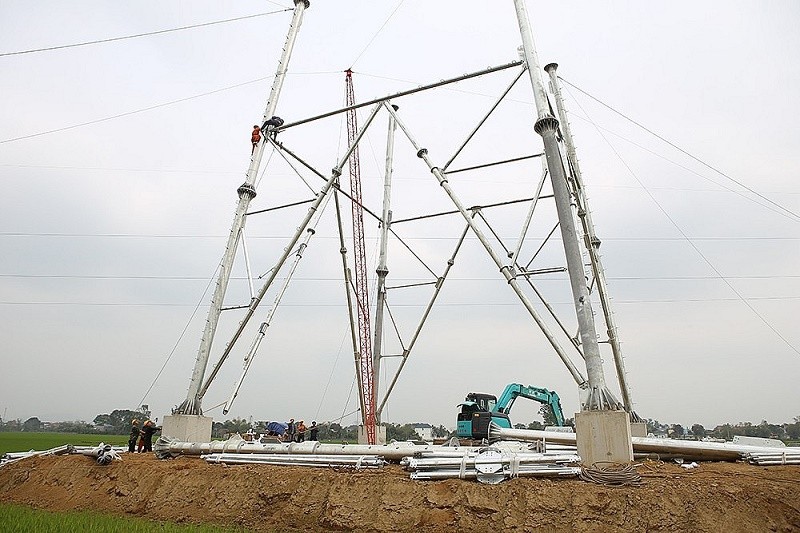 Thi công dựng cột tại Dự án Đường dây 500 kV Nhà máy điện Nam Định I - Thanh Hóa