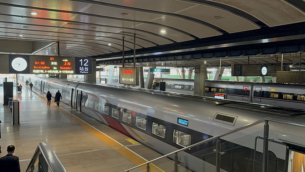 Tuyến đường sắt tốc độ cao Bắc Kinh - Thượng Hải dài hơn 1.300 km với tổng mức đầu tư hơn 33 tỷ USD, tốc độ chạy tàu khoảng 350 km/h.