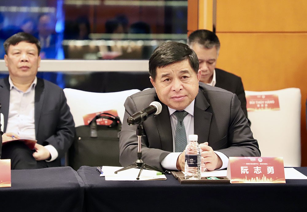 Bộ trưởng Nguyễn Chí Dũng trao đổi tại toạ đàm về phát triển trung tâm tài chính quốc tế.