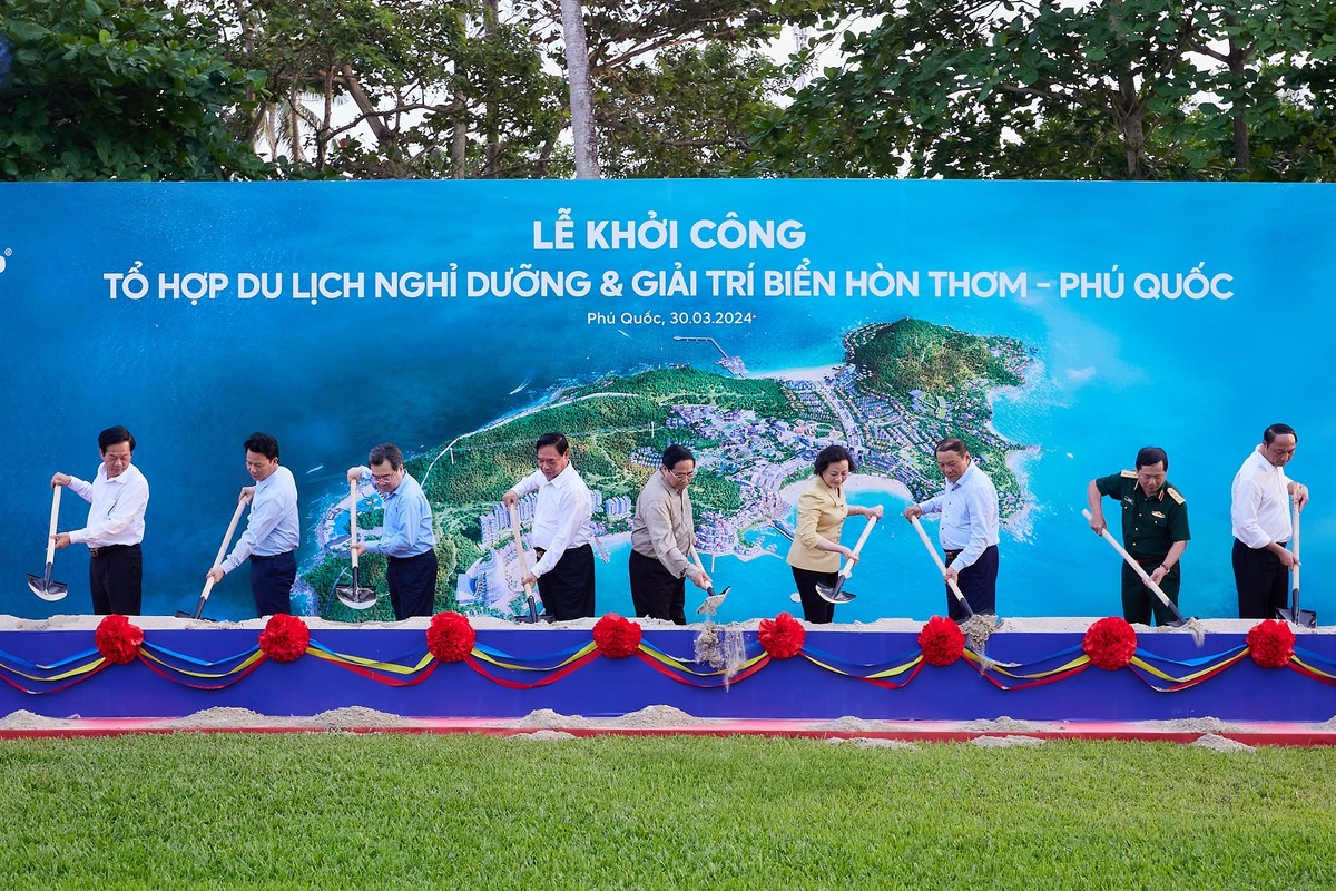 Thủ tướng tham dự lễ khởi công tổ hợp du lịch nghỉ dưỡng và giải trí biển Hòn Thơm - Phú Quốc, do Tập đoàn Sun Group đầu tư, với tổng vốn 50.000 tỷ đồng. Tại sự kiện, Thủ tướng đánh giá cao cách Tập đoàn Sun Group tham gia phát triển kinh tế du lịch và làm thay đổi nhiều vùng đất, bắt đầu từ Đà Nẵng, Lào Cai, Quảng Ninh đến Tây Ninh, Phú Quốc… Thủ tướng mong muốn Sun Group sẽ tiếp tục tham gia đóng góp vào an sinh xã hội, phát triển, khơi dậy tiềm năng văn hóa, phát triển công nghiệp văn hóa của đất nước theo tinh thần Nghị quyết Đại hội Đảng toàn quốc lần thứ XIII. Ảnh: Minh Khánh Thủ tướng tham dự lễ khởi công tổ hợp du lịch nghỉ dưỡng và giải trí biển Hòn Thơm - Phú Quốc, do Tập đoàn Sun Group đầu tư, với tổng vốn 50.000 tỷ đồng. Tại sự kiện, Thủ tướng đánh giá cao cách Tập đoàn Sun Group tham gia phát triển kinh tế du lịch và làm thay đổi nhiều vùng đất, bắt đầu từ Đà Nẵng, Lào Cai, Quảng Ninh đến Tây Ninh, Phú Quốc… Thủ tướng mong muốn Sun Group sẽ tiếp tục tham gia đóng góp vào an sinh xã hội, phát triển, khơi dậy tiềm năng văn hóa, phát triển công nghiệp văn hóa của đất nước theo tinh thần Nghị quyết Đại hội Đảng toàn quốc lần thứ XIII. Ảnh: Minh Khánh