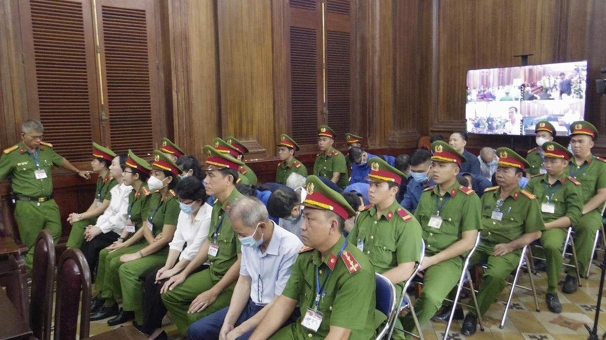 Lực lượng công an áp giải các bị cáo ở phiên tòa ngày 11/4.