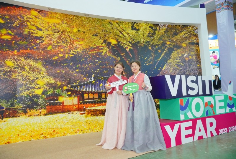 Du khách trải nghiệm mặc trang phục truyền thống Hàn Quốc tại gian hàng KTO.