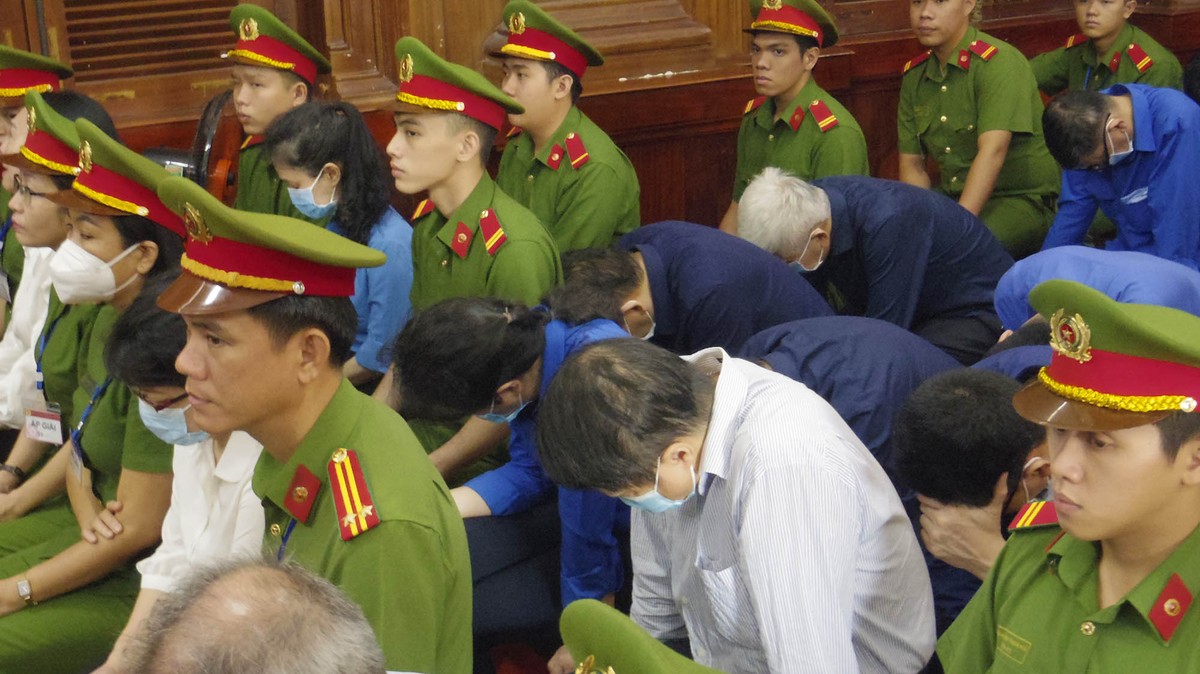 Né tránh ống kính của các phóng viên.