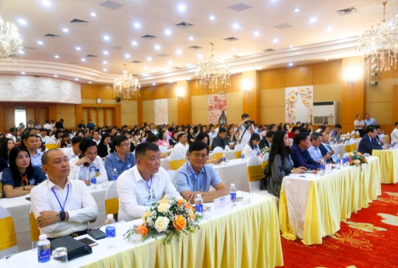 Khoảng 500 đại biểu là đại diện các cơ quan quản lý nhà nước về du lịch, doanh nghiệp du lịch và báo chí tham dự Tọa đàm.