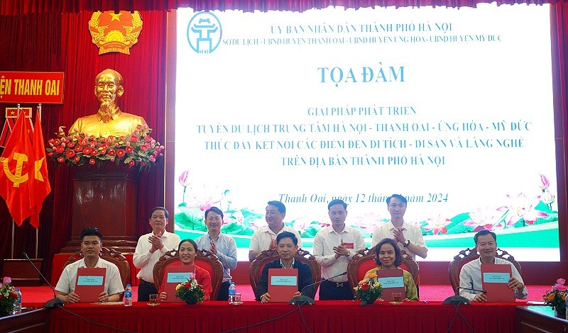 Đại diện Chi hội Du lịch xanh Việt Nam, Chi hội Lữ hành Hà Nội và Hội Du lịch cộng đồng Việt Nam ký Bản ghi nhớ hợp tác.