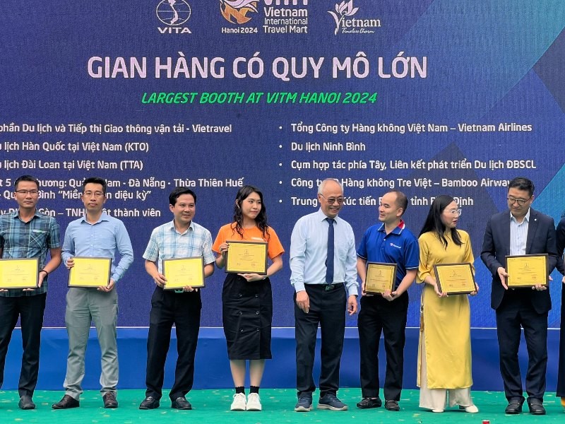 Ông Vũ Thế Bình, Chủ tịch Hiệp hội Du lịch Việt Nam trao bằng khen cho các gian hàng có quy mô lớn.