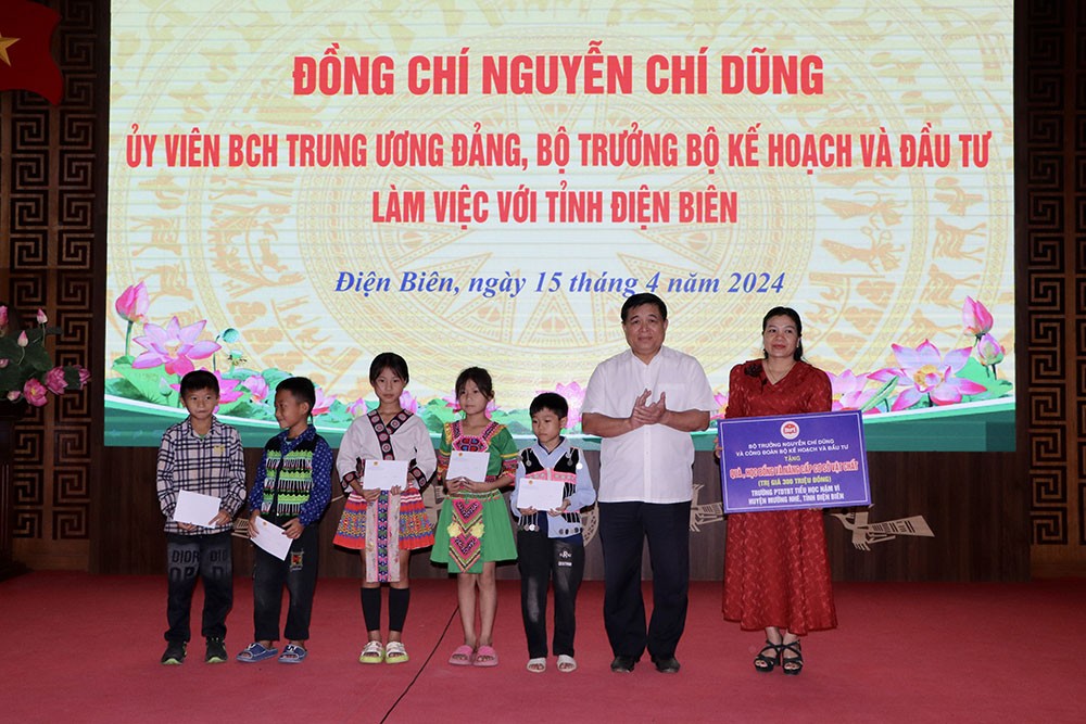 Bộ trưởng Nguyễn Chí Dũng và đoàn công tác trao tặng các phần quà cho các em học sinh tỉnh Điện Biên. (Ảnh: MPI)