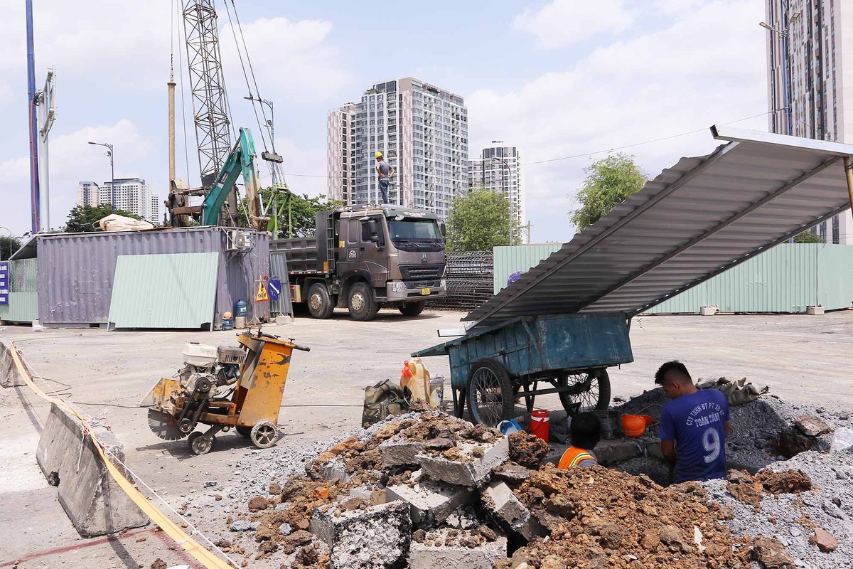 Công nhân trên công trình thi công dưới trời nắng gắt cả ngày nghỉ lễ.