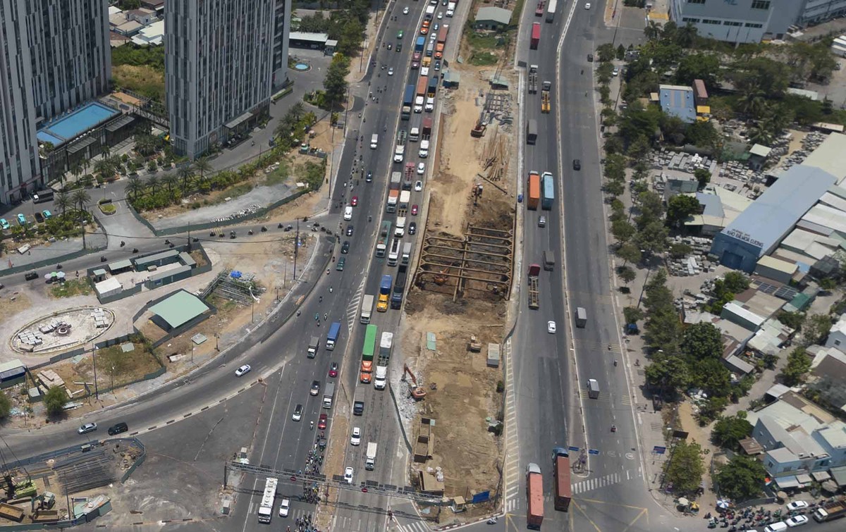 Trên cao có một cầu dạng chữ Y nối đường dẫn cao tốc với đường Mai Chí Thọ và Lương Định Của; một cầu vượt chữ C để xe rẽ phải từ đường dẫn cao tốc qua Mai Chí Thọ. Tại nút giao Mai Chí Thọ - Đồng Văn Cống cũng được xây hai cầu vượt để nối các tuyến đường này với nhau. Dự án còn xây cầu Giồng Ông Tố và cầu Bà Dạt.