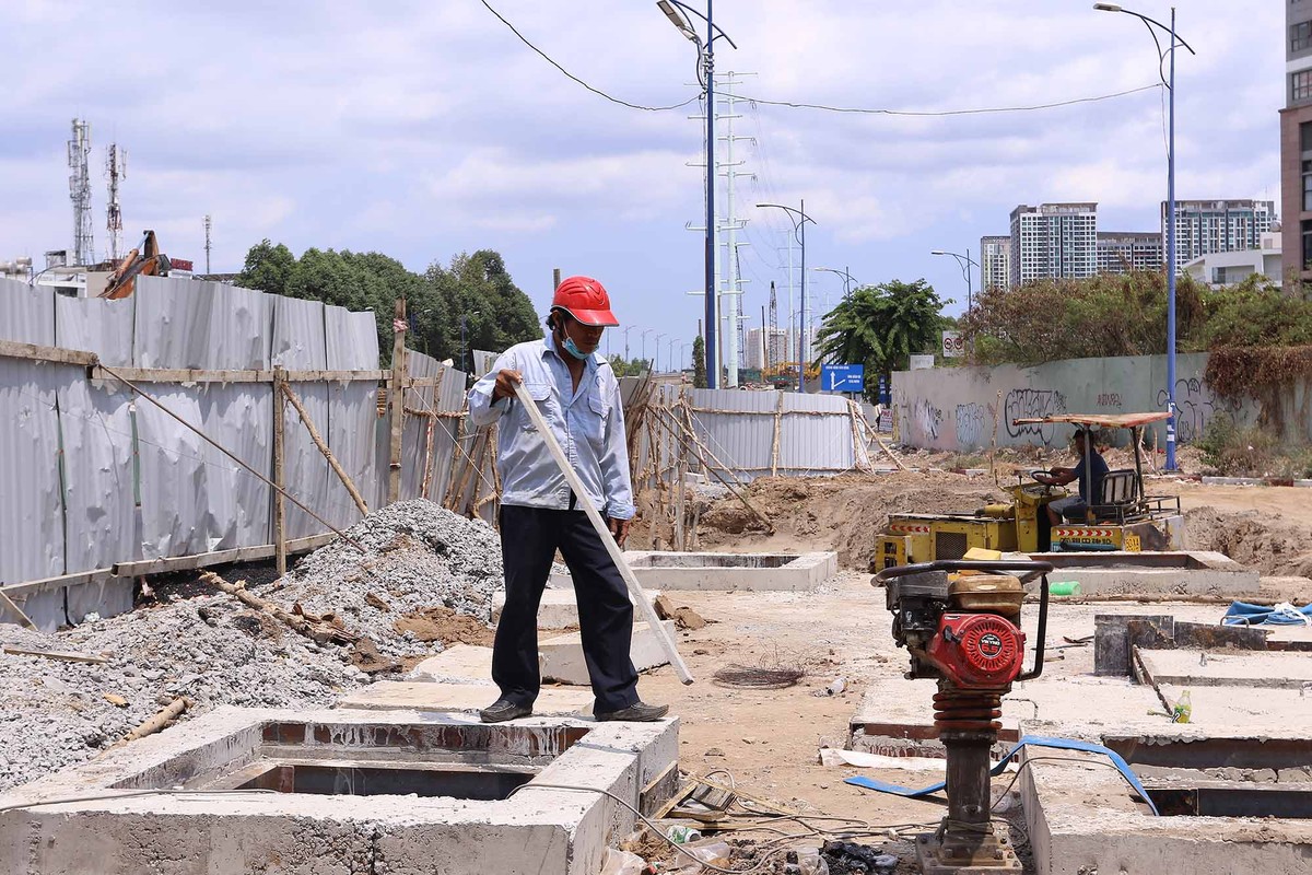 Công nhân thi công cả ngày Giỗ Tổ Hùng Vương để kịp tiến độ.