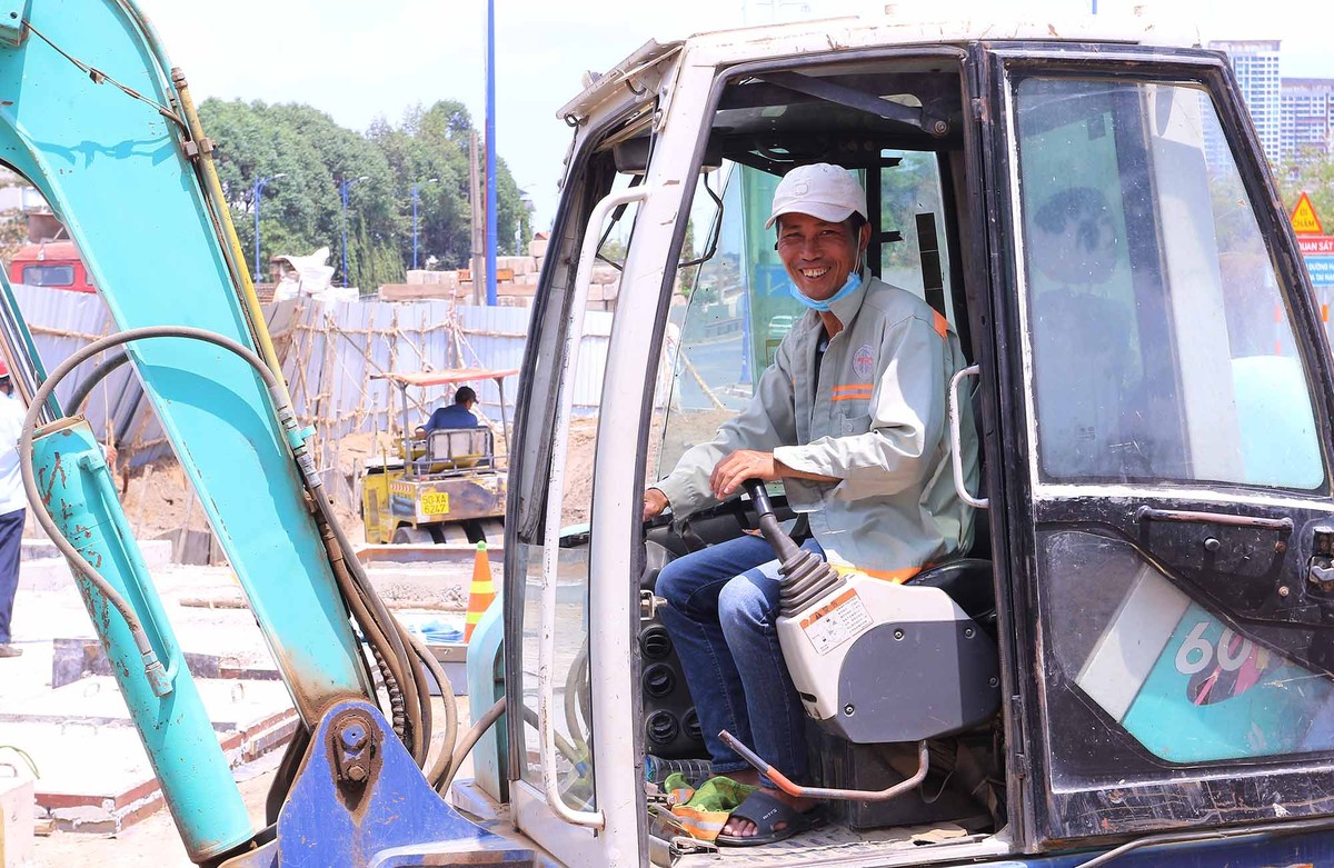 Nụ cười trên công trình của người công nhân.