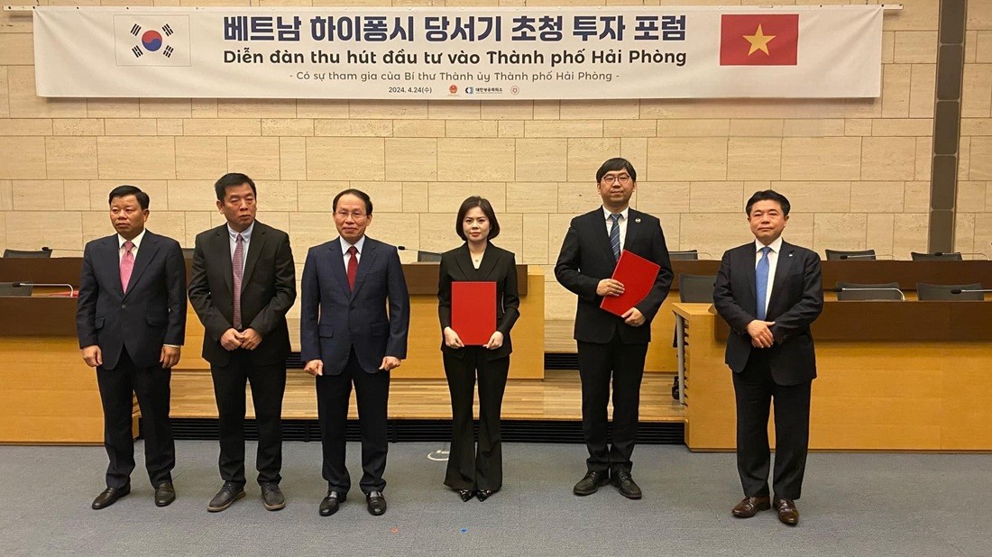 Lễ trao Biên bản ghi nhớ về hợp tác, thiết lập, mở rộng, tăng cường mối quan hệ hợp tác giữa Tập đoàn Sao Đỏ và Công ty TNHH Samsung Engineering Việt Nam. Ảnh: Tuấn Mạnh Lễ trao Biên bản ghi nhớ về hợp tác, thiết lập, mở rộng, tăng cường mối quan hệ hợp tác giữa Tập đoàn Sao Đỏ và Công ty TNHH Samsung Engineering Việt Nam. Ảnh: Tuấn Mạnh