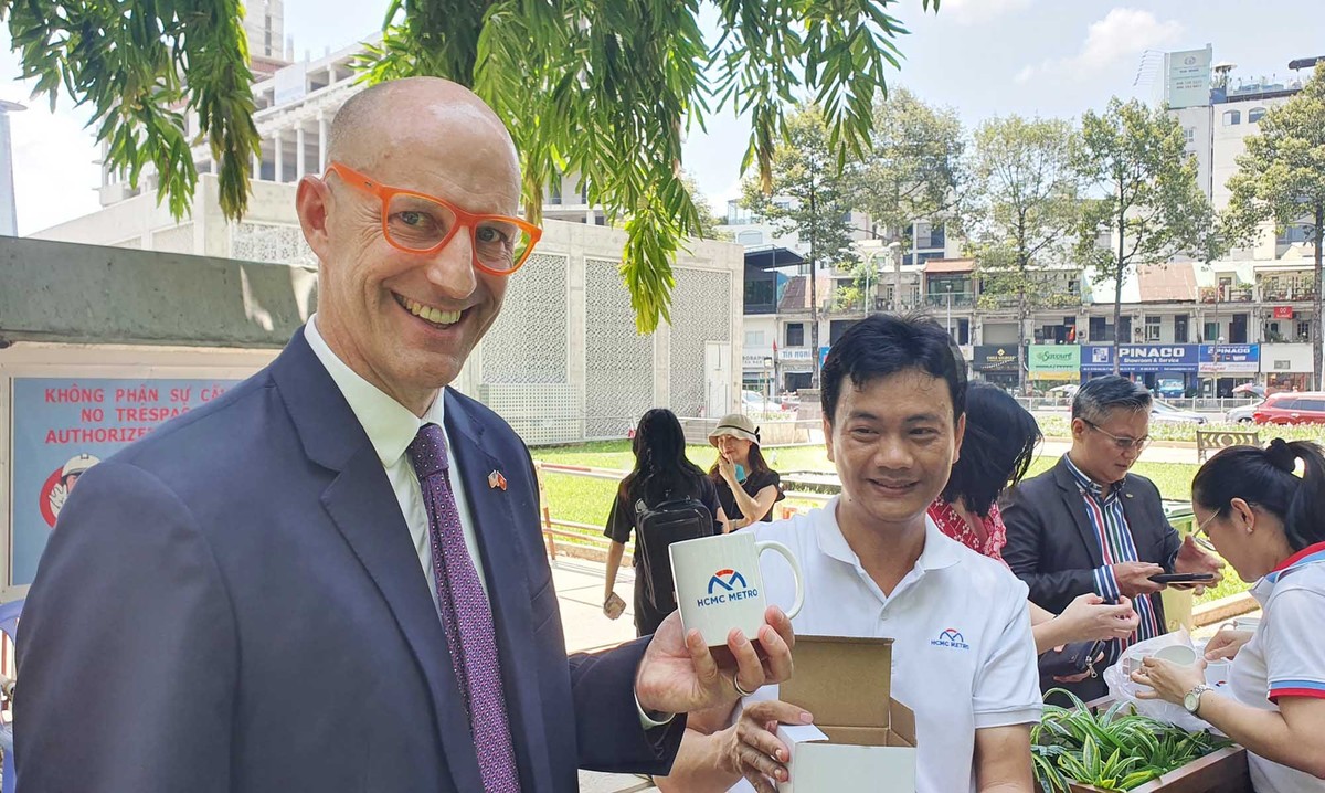 Qua lưu niệm được bán 100.000 đồng để hành khách lưu lại kỷ niệm.