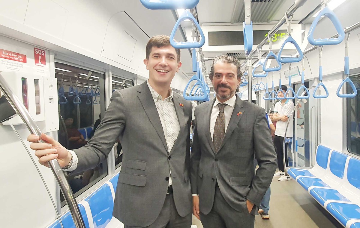 Những hành khách quốc tế trên tuyến Metro số 1.