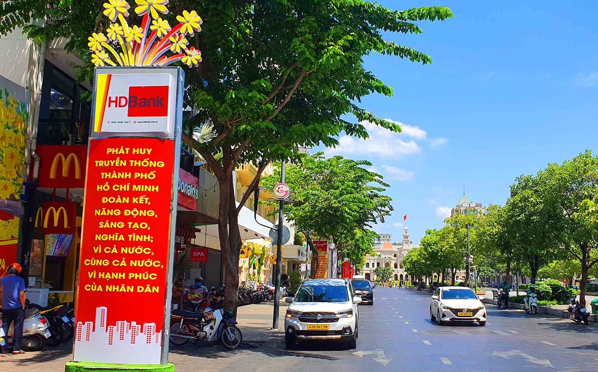 Các tuyến phố trung tâm nổi bật với nhiều thông điệp ý nghĩa.