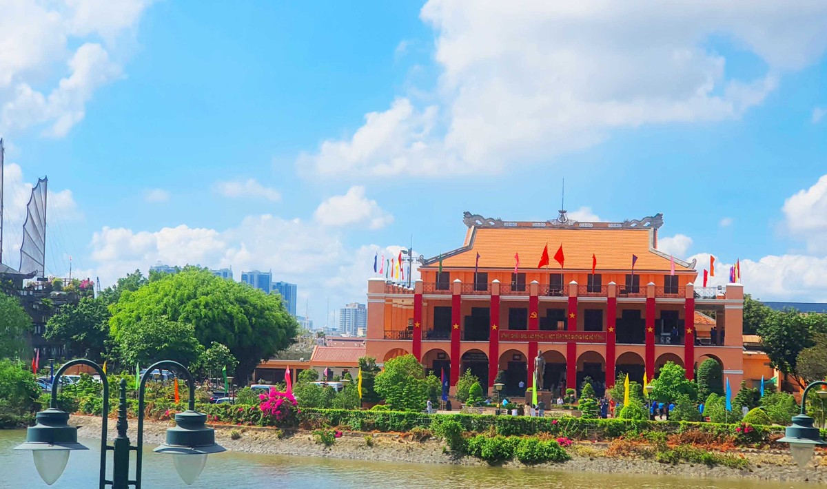 Bến Nhà Rồng luôn tấp nập du khách. Nơi đây, vào ngày 5/6/1911, Bác Hồ đã lên con tàu Amiral Latouche Tréville rời Việt Nam sang Pháp và bắt đầu cuộc hành trình lịch sử để từ đó làm nên những chiến thắng vĩ đại, vang dội cho dân tộc Việt Nam.