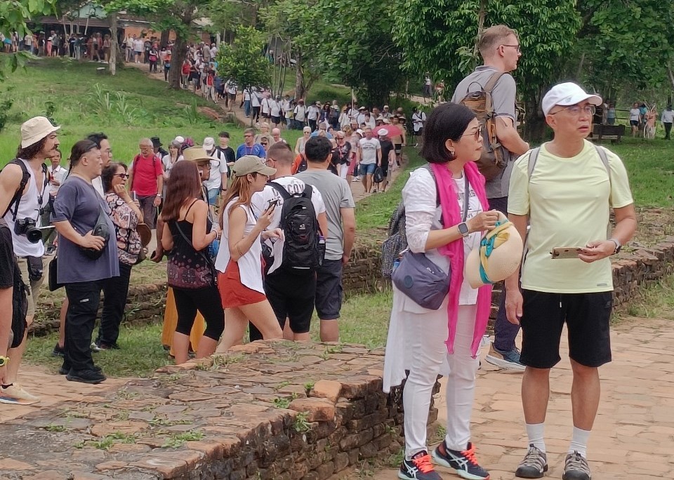 Mỗi ngày Khu đền tháp Mỹ Sơn đón khoảng 1.500 du khách, chủ yếu là du khách quốc tế.