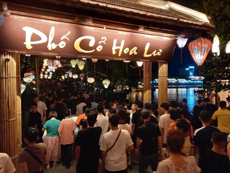 Hàng vạn du khách đã đến Phố cổ Hoa Lư trong dịp nghỉ lễ dài ngày. Ảnh Minh Đường