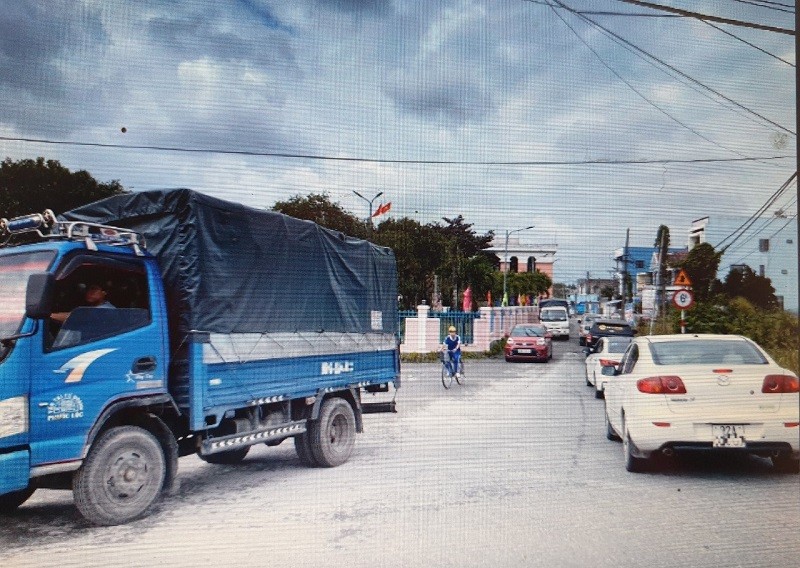 Dòng xe đua nhau né trạm thu phí Điện Bàn, tỉnh Quảng Nam, chủ đầu tư lo "bể" phương án tài chính.