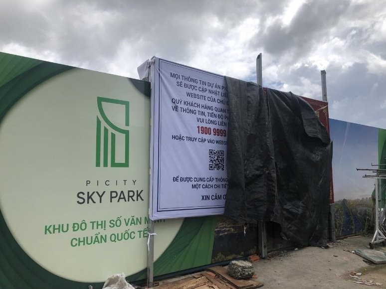 Sau nhiều lần biển cảnh cáo bị nhổ, UBND phường An Bình cho cắm lại, nhưng sau đó đã bị che bằng bạt