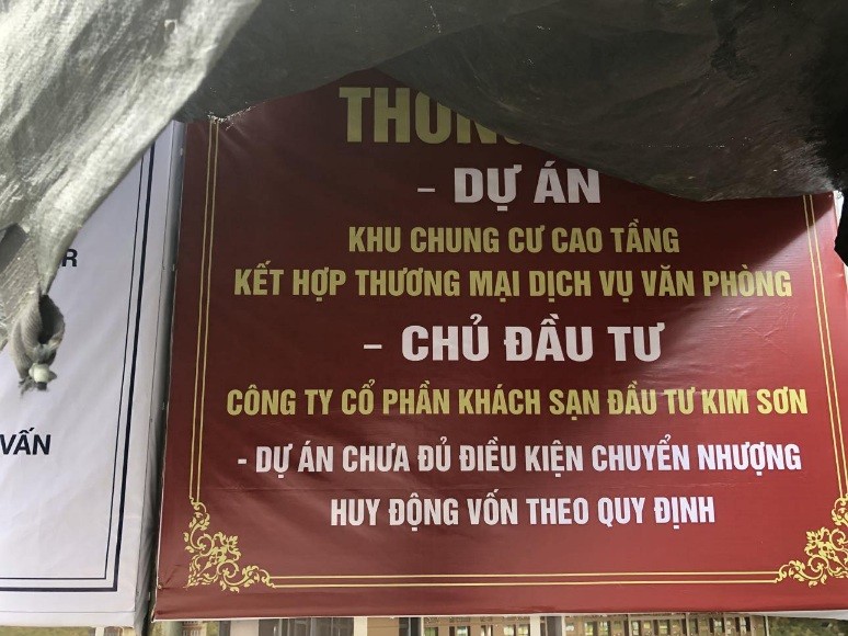 Việc nhổ trộm hoặc che đi các tấm biển cảnh báo mà chính quyền cắm để cảnh báo khách hàng không mua nhà tại các dự án chưa đủ điều kiện pháp lý cho thấy sự coi thường pháp luật