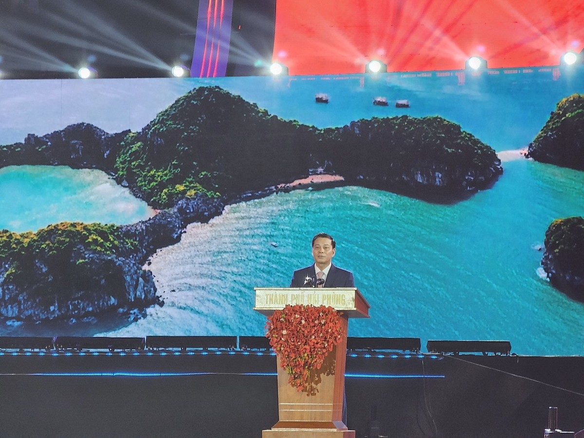 Ông Nguyễn Văn Tùng, Chủ tịch UBND thành phố Hải Phòng phát biểu khai mạc lễ hội. Ảnh: Thanh Sơn