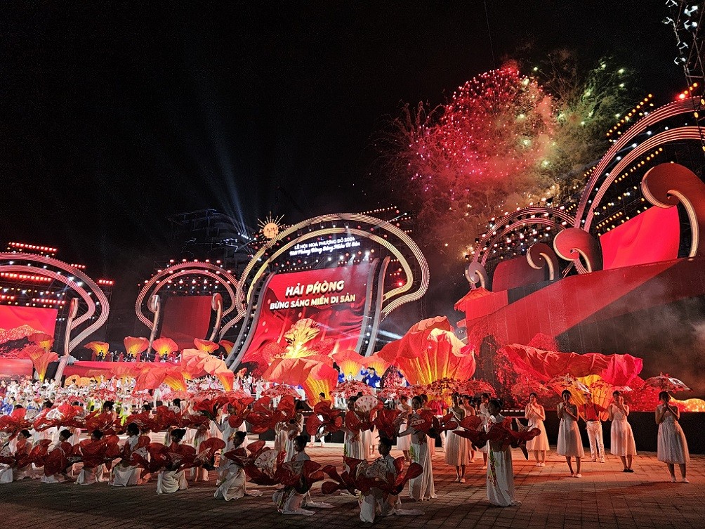 Chương trình là sự giao thoa sống động giữa truyền thống và hiện đại cùng hòa nhịp, làm rực rỡ lễ hội. Ảnh: Thanh Sơn.