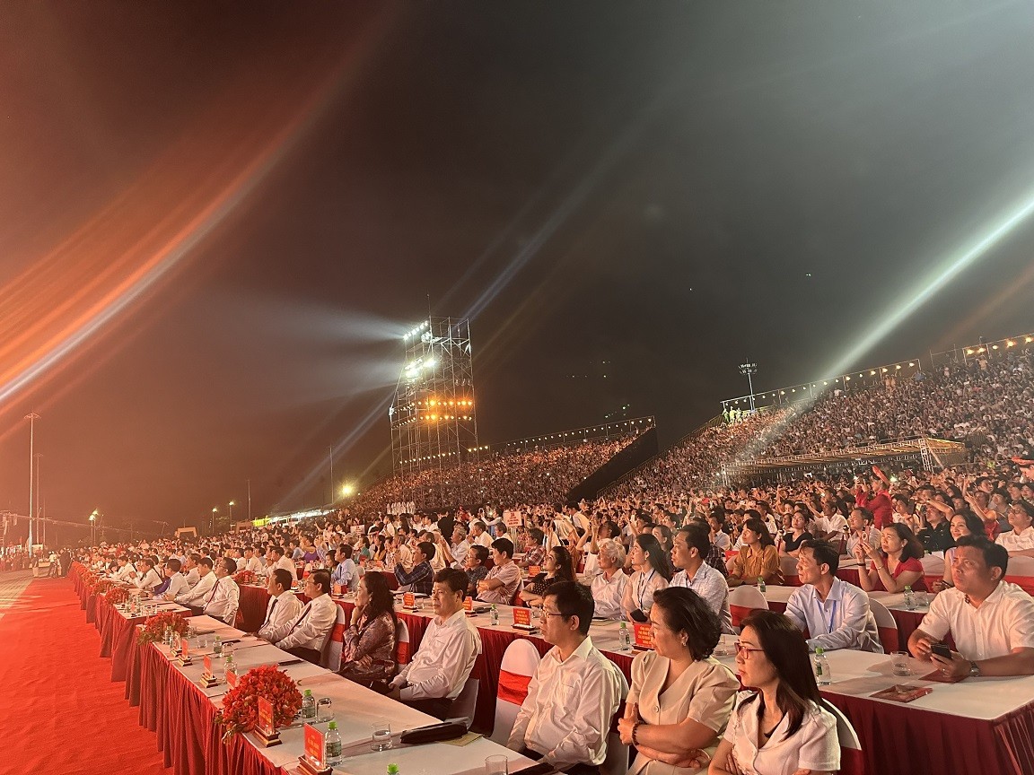 Khu khán đài có sức chứa 18.000 người chật kín. Ảnh: Quỳnh Nga