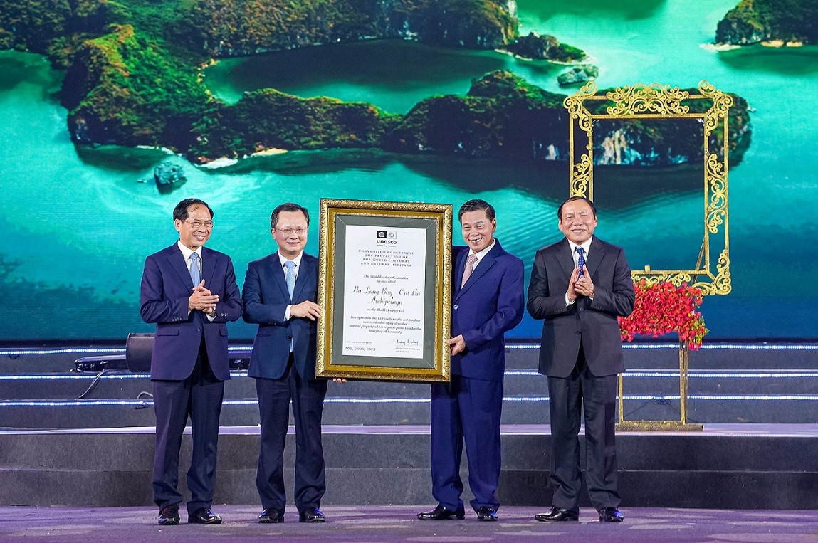 Ông Nguyễn Văn Tùng, Chủ tịch UBND thành phố Hải Phòng cùng ông Cao Tường Huy, Chủ tịch UBND tỉnh Quảng Ninh nhận bằng công nhận Di sản thiên nhiên thế giới của UNESCO.
