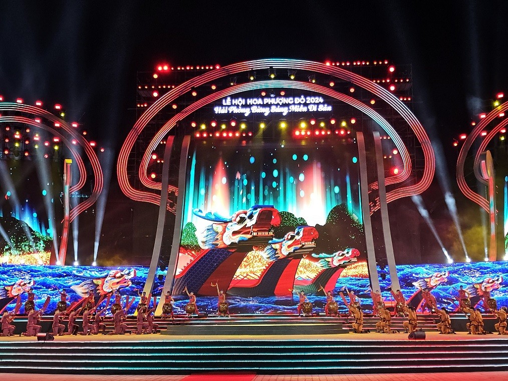 Hình ảnh trong tiết mục mở màn "Ngẫu hứng miền cửa biển và tráng ca miền cửa biển". Ảnh: Thanh Sơn.