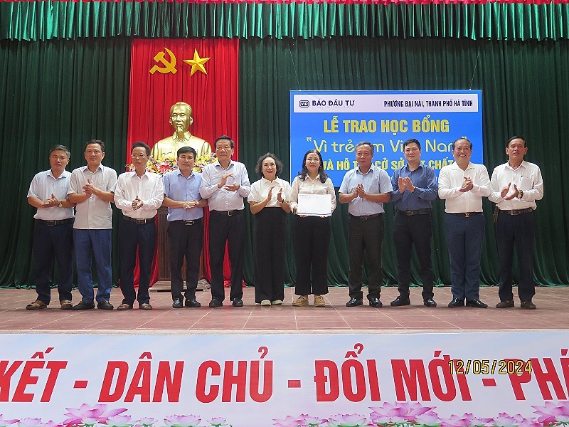 Cô Lê Thị Hiền, Hiệu trưởng trường Mầm non Đại Nài nhận biểu trưng trao tặng học bổng. Cô Lê Thị Hiền, Hiệu trưởng trường Mầm non Đại Nài nhận biểu trưng trao tặng học bổng.