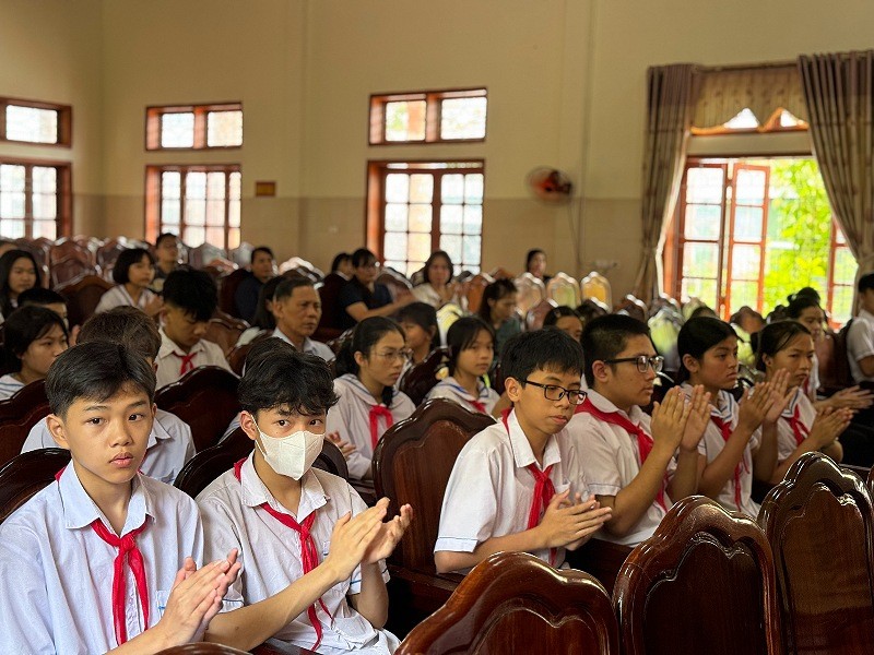 Các em học sinh hân hoan trong buổi lễ trao học bổng. Các em học sinh hân hoan trong buổi lễ trao học bổng.