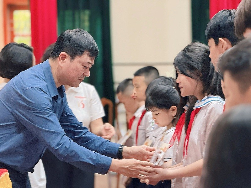 Tiến sỹ Ngô Trung Hà, Hiệu trưởng Trường Cao đẳng Quốc tế Pegasus (thuộc Tập đoàn Giáo dục Quốc tế KinderWorld) trao tặng học bổng cho các em học sinh. Tiến sỹ Ngô Trung Hà, Hiệu trưởng Trường Cao đẳng Quốc tế Pegasus (thuộc Tập đoàn Giáo dục Quốc tế KinderWorld) trao tặng học bổng cho các em học sinh.