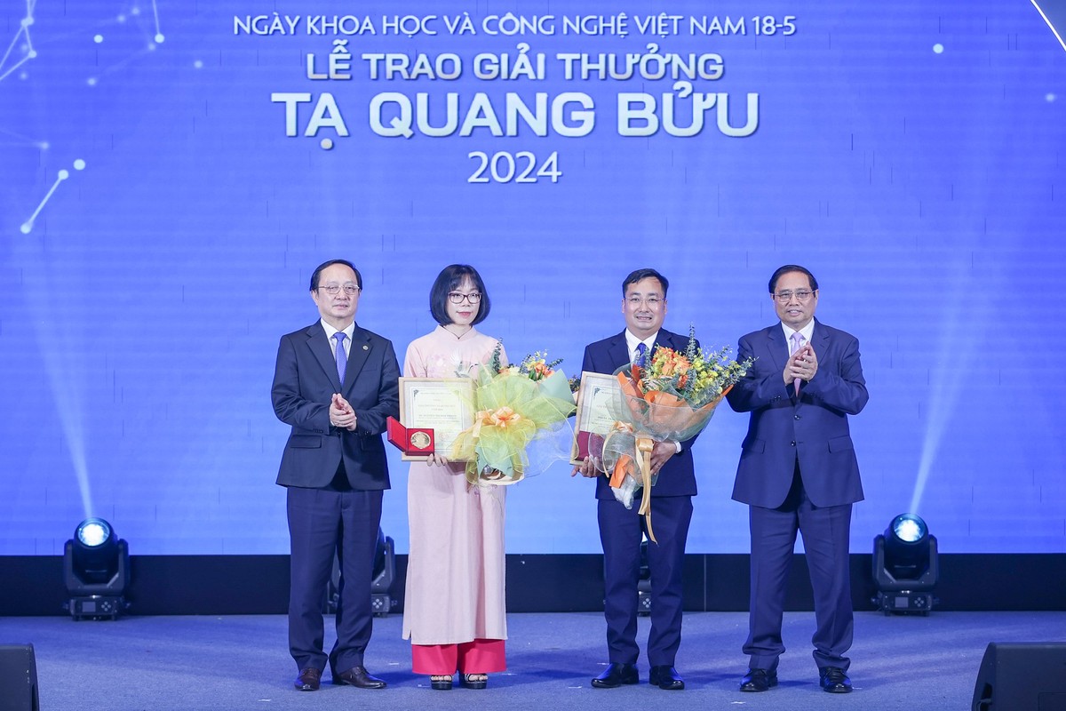Thủ tướng Phạm Minh Chính và Bộ trưởng KH&amp;CN Huỳnh Thành Đạt trao Giải thưởng Tạ Quang Bửu, tặng hoa chúc mừng PGS.TS Trần Mạnh Trí và TS. Nguyễn Thị Kim Thanh. (Ảnh: Nhật Bắc)