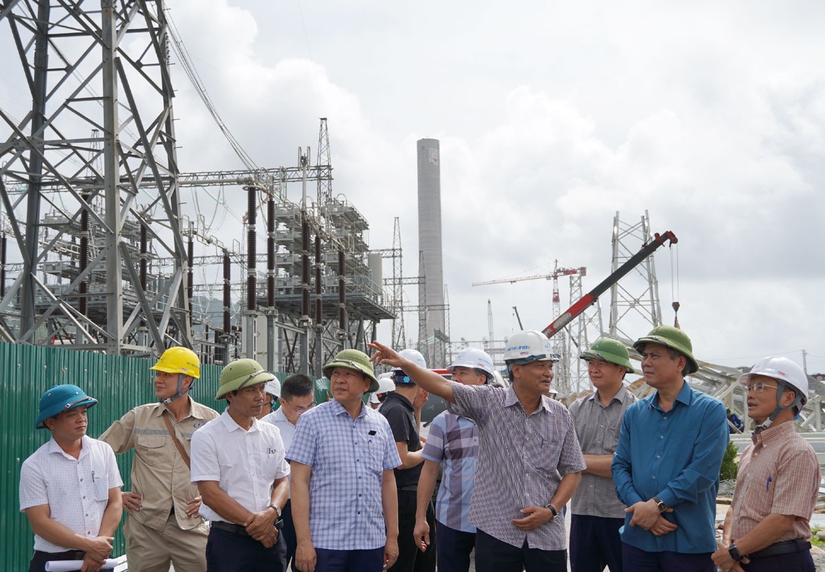 Chủ tịch UBND tỉnh Quảng Bình Trần Thắng (áo xanh lam) kiểm tra thực địa công tác thi công Dự án Đường dây 500kV mạch 3 Quảng Trạch - Quỳnh Lưu