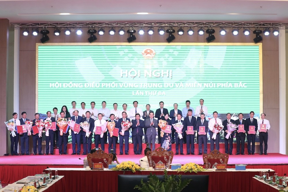 Phó Thủ tướng Trần Lưu Quang và Bộ trưởng Bộ Kế hoạch và Đầu tư Nguyễn Chí Dũng trao tài liệu Quy hoạch vùng Trung du và miền núi phía Bắc cho các địa phương trong Vùng. (Ảnh: Đức Trung)