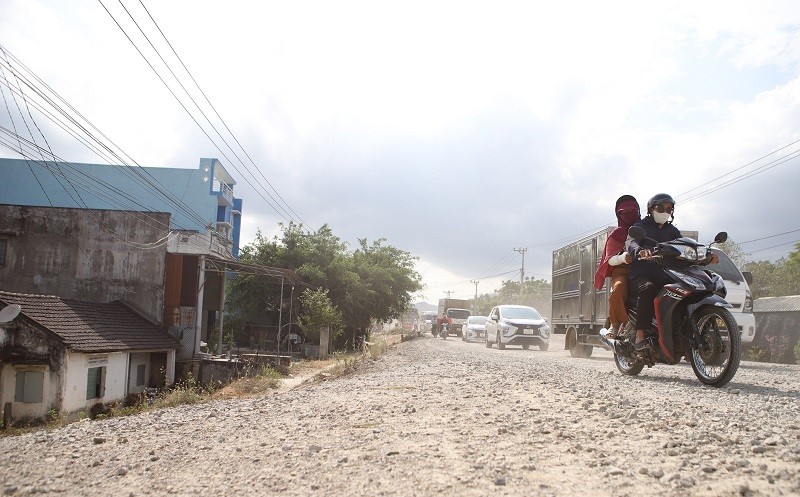 Thi công Dự án mở rộng quốc lộ 19 gây bụi và nứt nhà khiến người dân bức xúc.