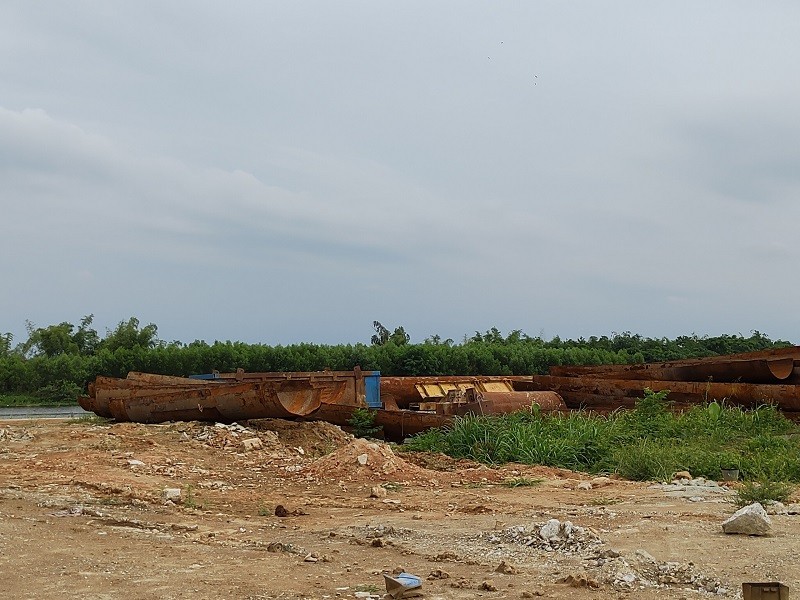 Tại công trình không một người thi công dự án.