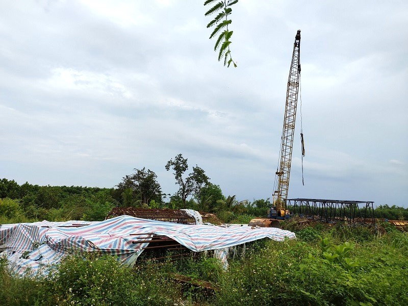 Thiết bị, vật liệu phục vụ dự án nằm ngổn ngang.