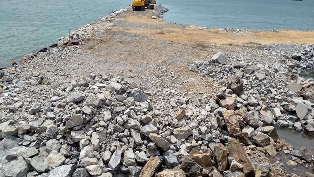 Để xây dựng Thủy cung, chủ đầu tư cần san lấp từ bờ ra biển khoảng 200 m, với diện tích lấn biển khoảng 3 ha. Ảnh: TN&MT Để xây dựng Thủy cung, chủ đầu tư cần san lấp từ bờ ra biển khoảng 200 m, với diện tích lấn biển khoảng 3 ha. Ảnh: TN&MT