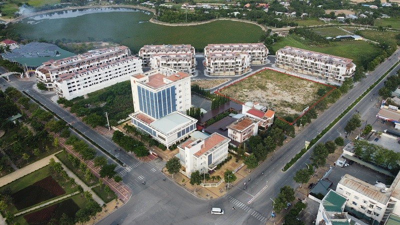 Hình ảnh thực tế Dự án Tòa nhà hỗn hợp Hacom Mall (gồm 7 khối nhà shophouse, hồ điều hòa), vị trí xây dựng trung tâm thương mại (khoanh đỏ) hiện đang được quây kín. Ảnh chụp tháng 11/2022.