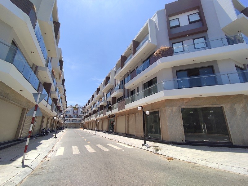 Các căn hộ shophouse đã hoàn thành trong năm 2022, song nhiều căn hộ vẫn chưa có cư dân sinh sống.