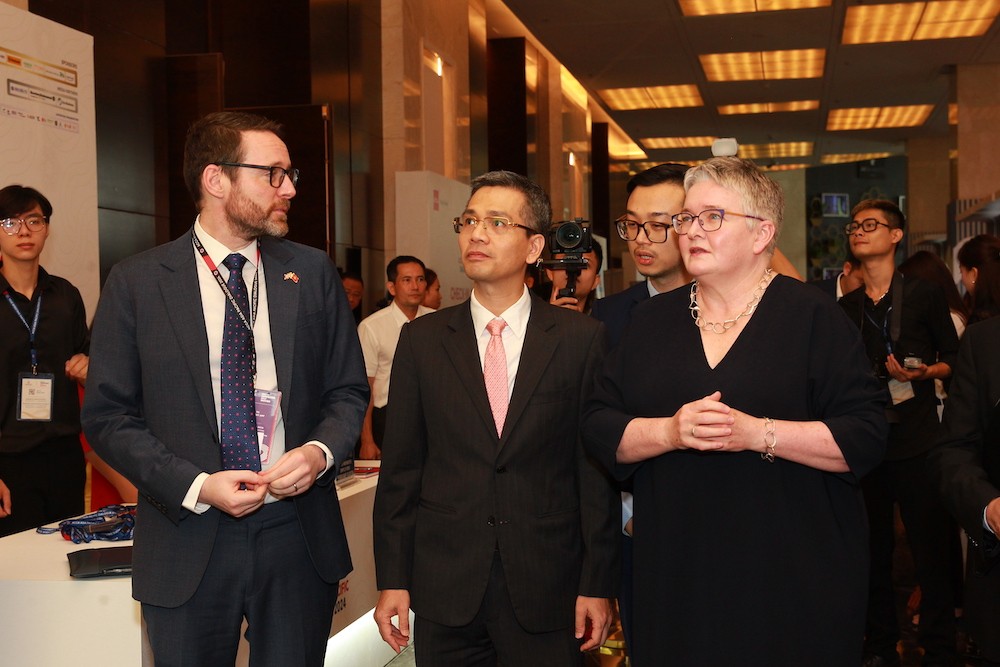 Thứ trưởng Bộ Tài chính Võ Thành Hưng (đứng giữa) trao đổi với các đại biểu trước thềm khai mạc Diễn đàn.