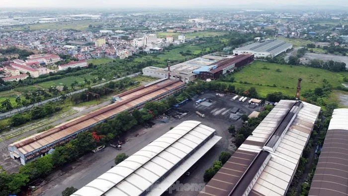 Một góc nhà xưởng luyện thép, cán thép do Công ty Thép Cửu Long thuê sử dụng. Một góc nhà xưởng luyện thép, cán thép do Công ty Thép Cửu Long thuê sử dụng.