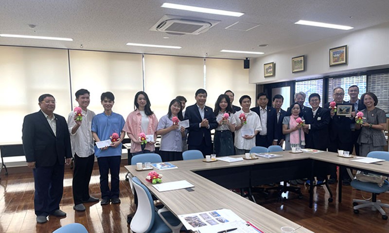 Chủ tịch UBND tỉnh Đồng Tháp Phạm Thiện Nghĩa đến thăm, tặng quà và động viên thực tập sinh người Đồng Tháp