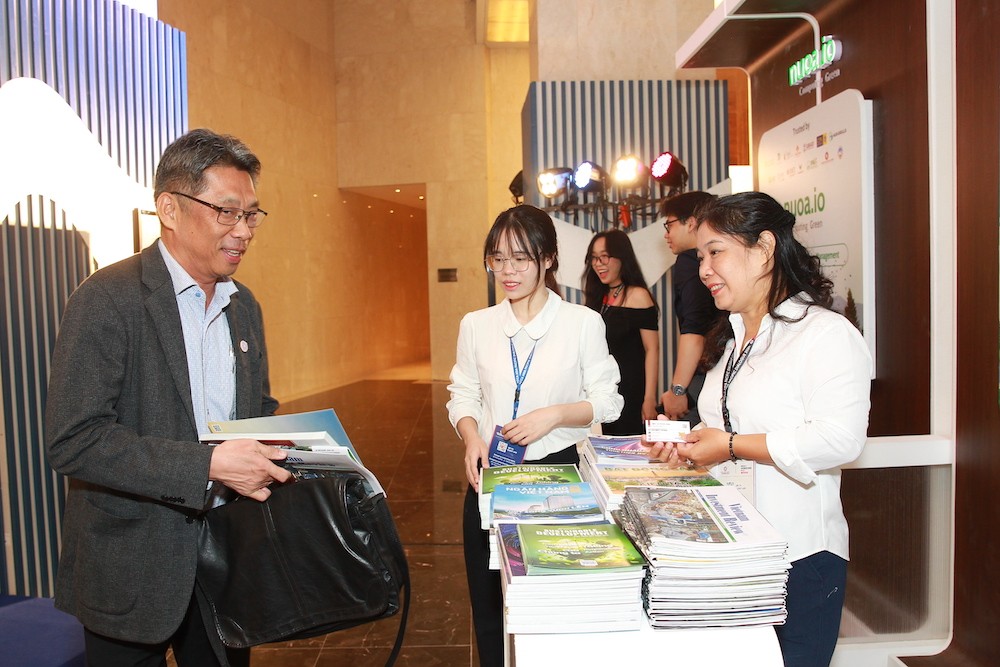 Gian trưng bày của Báo Đầu tư tại Diễn đàn thu hút sự quan tâm của giới chuyên gia, nhà đầu tư.